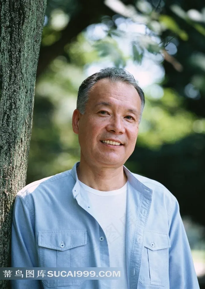靠树木的男老人素材图片