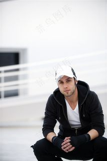 身穿运动衫的男人