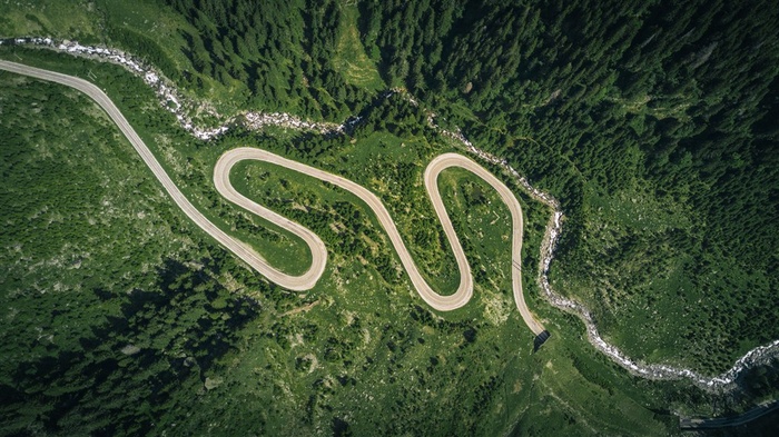 弯曲盘旋的山路俯拍图片