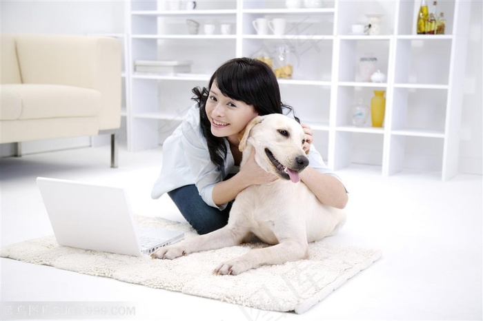 宠物女孩-抚摸着狗头部的美女