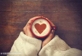 抱着咖啡杯图片