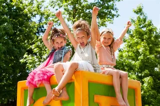 一起玩耍的小女孩儿童图片