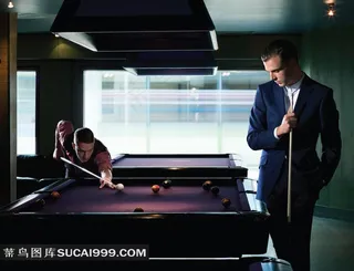 台球厅里打球的男人
