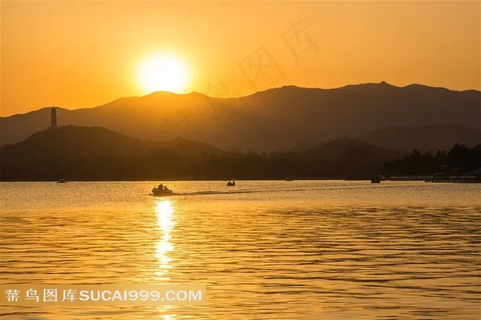 夕阳中的北京颐和园昆明湖游船