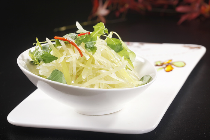 荆芥拌笋丝 (1)