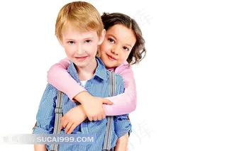 搂在一起的孩子