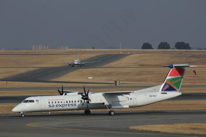 飞机停靠大型机场图片