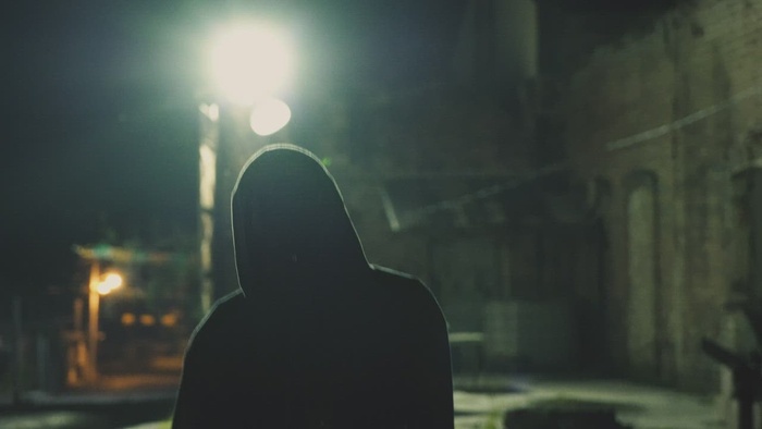 蒙面人漫步街头