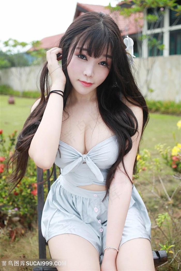 户外坐在椅子上的清纯美女写真