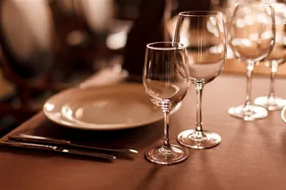 餐桌上摆放的西式餐具高清图片