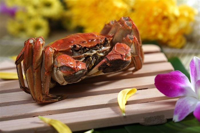 木盘上的大闸蟹