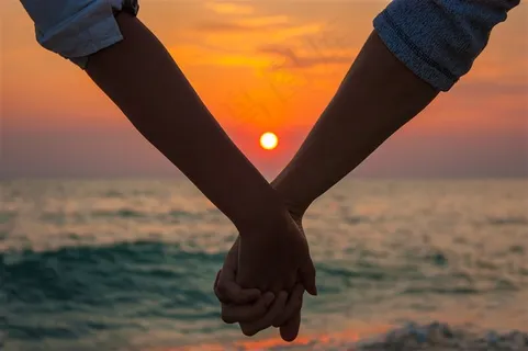 夕阳下情侣牵手图片 夕阳下情侣牵手图片