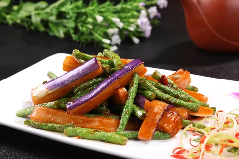 豆角炒紫茄 