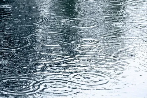 下雨天水面上的水纹高清图片 下雨天水面上的水纹高清图片