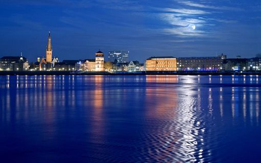 蓝色车水马龙静处闲看