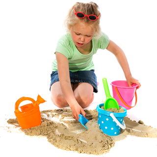 男孩玩沙子