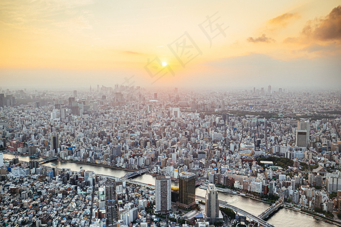 航拍黄昏城市唯美风景图片