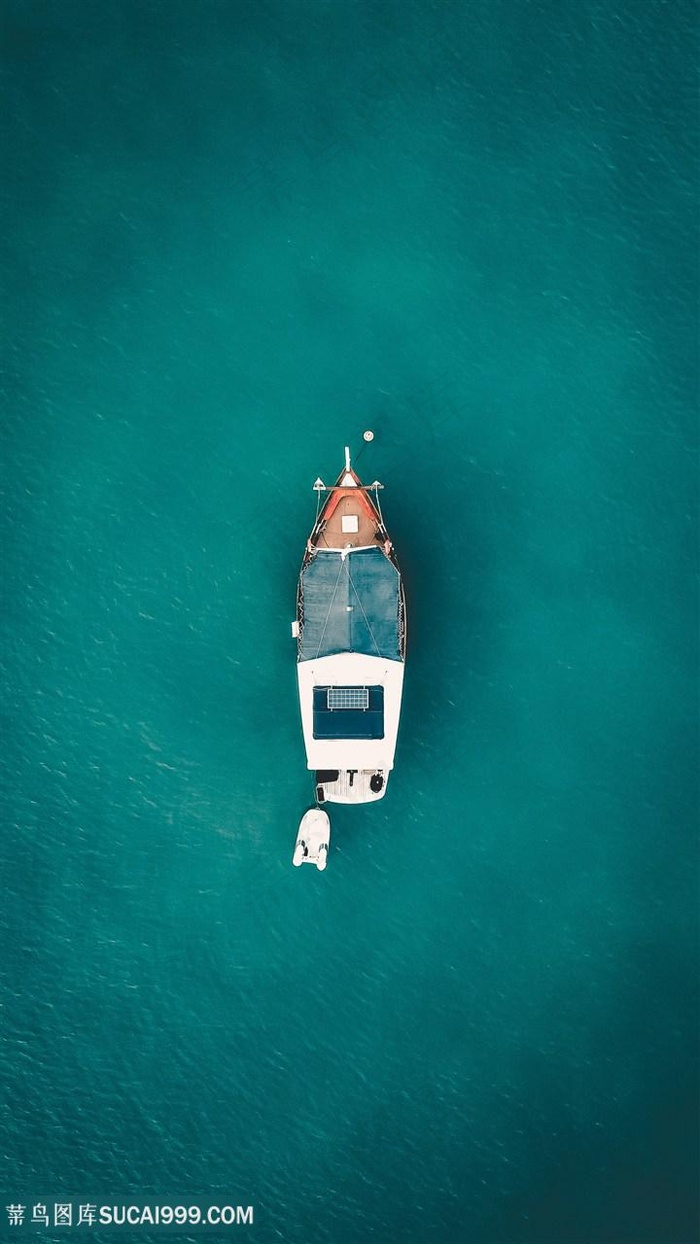 唯美湖绿色海上船帆图片