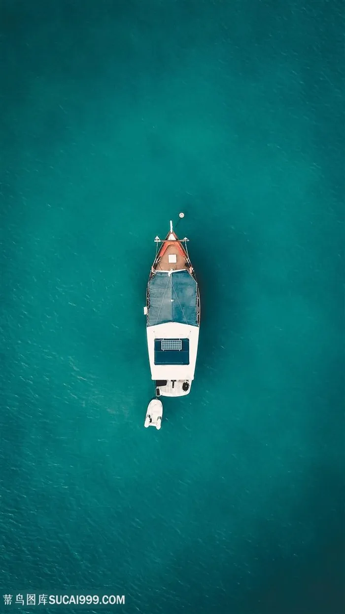 唯美湖绿色海上船帆图片