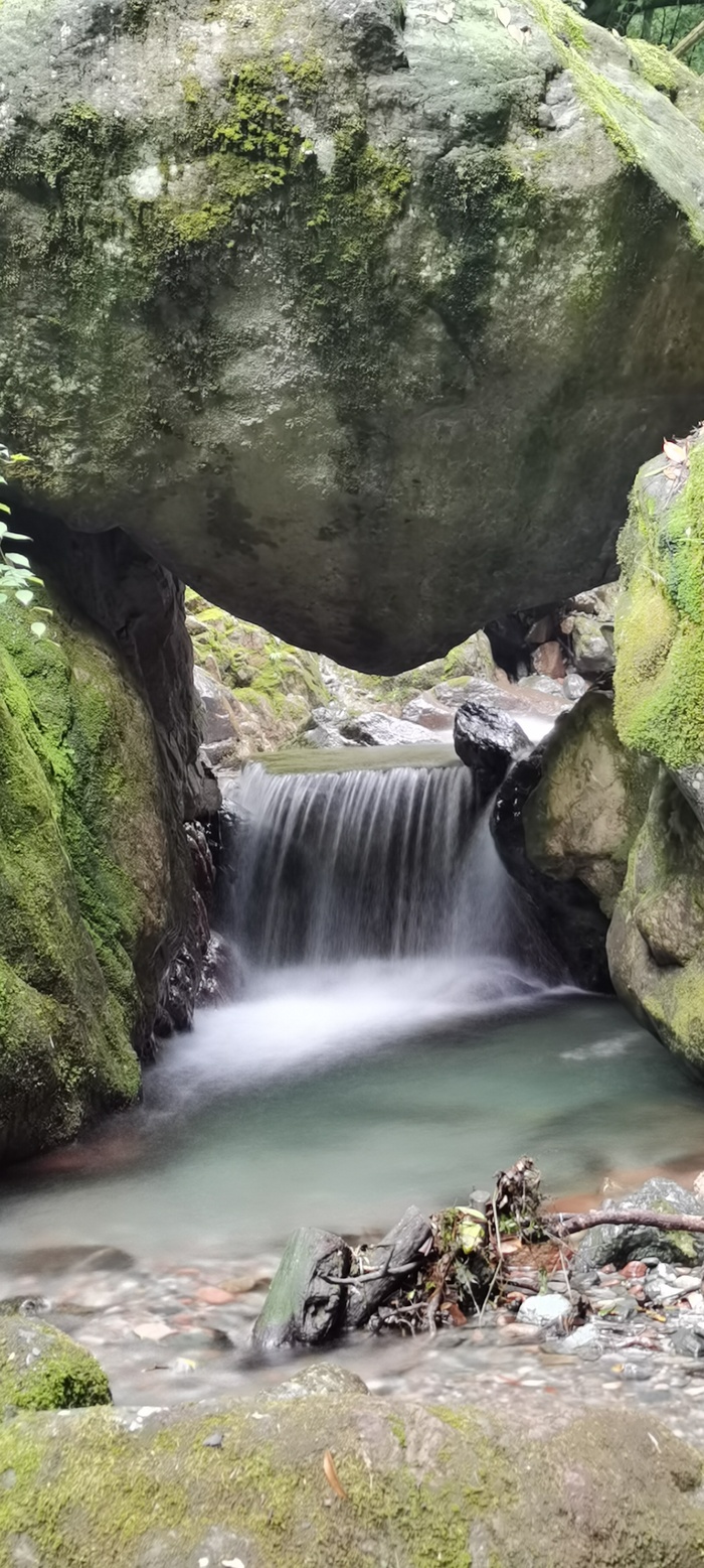 丝绢流水青山绿水瀑布石洞