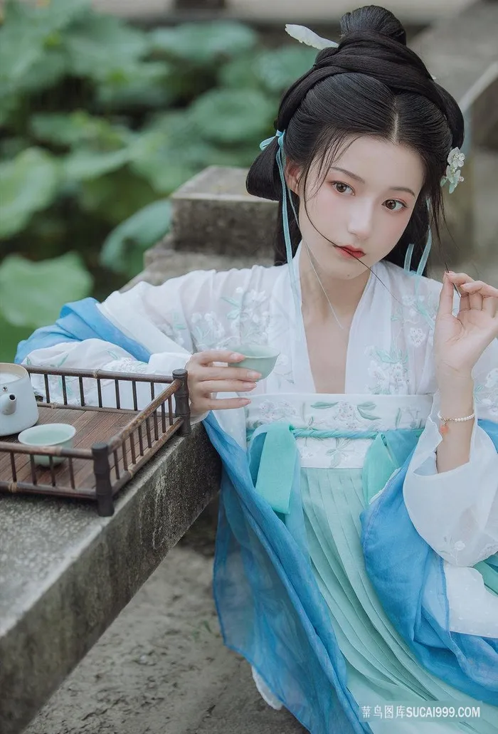 蓝色服饰古装美女图片