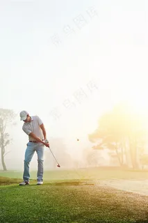 打高尔夫球的运动员