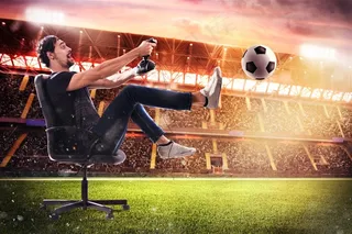 拿着手柄体验足球游戏的男士高清图片