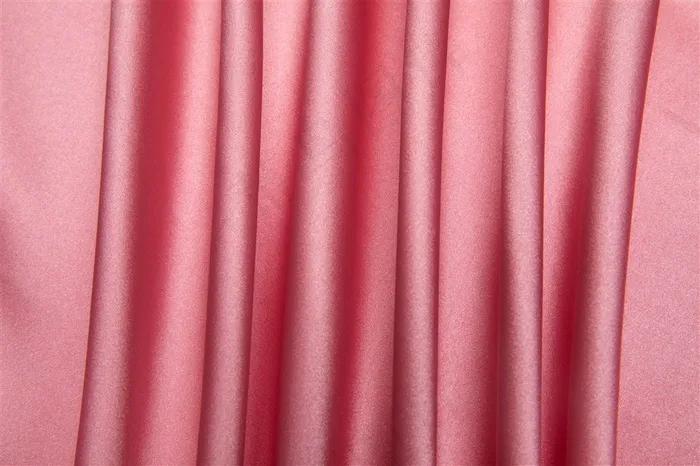竖纹褶皱粉色丝绸背景图片