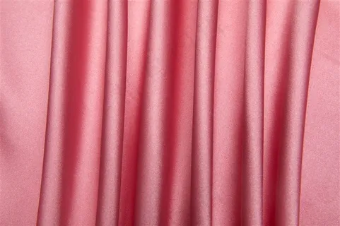 竖纹褶皱粉色丝绸背景图片