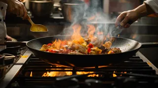 厨房大火炒菜烹饪美食摄影图