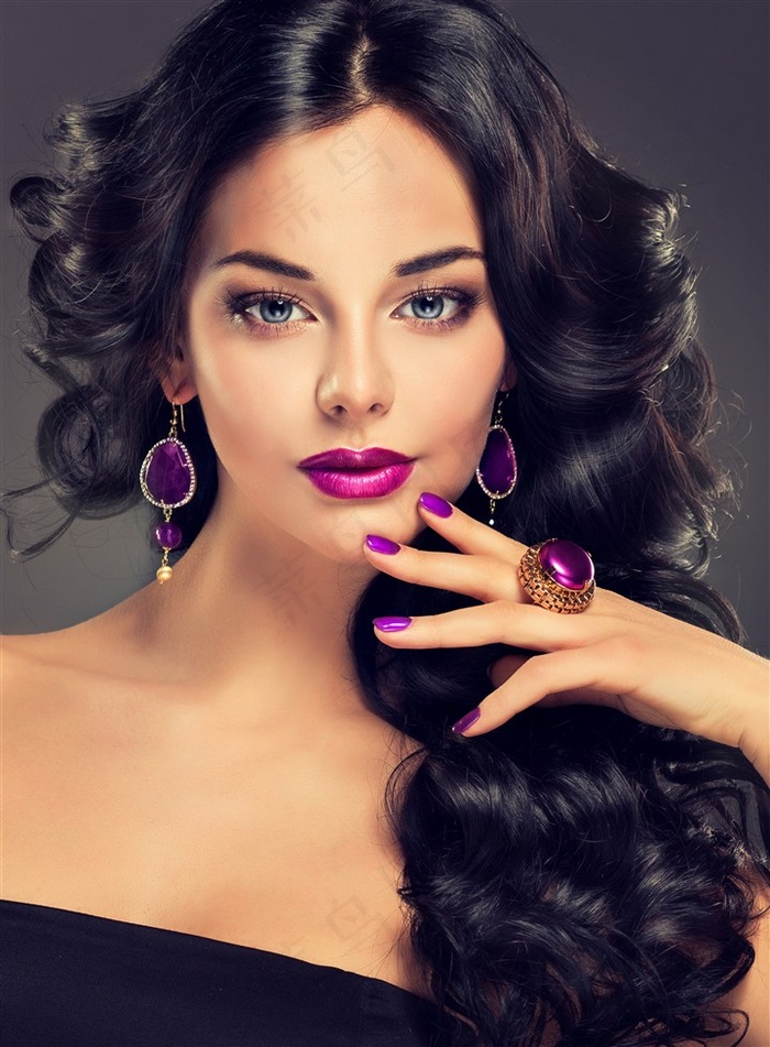 紫宝石美女卷发造型图片
