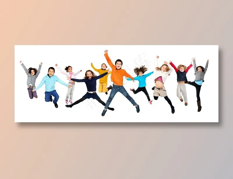 开心跳跃的一群儿童