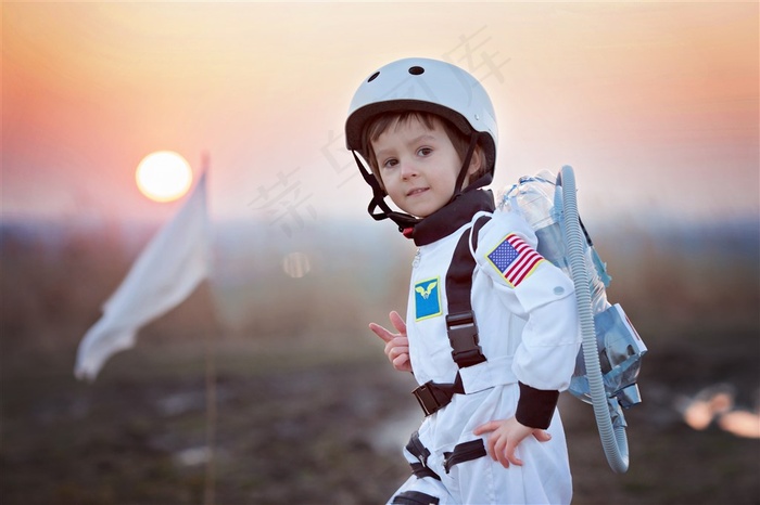 穿着太空服的小宇行业高清图片