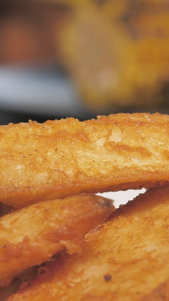 盘子里的虾汉堡