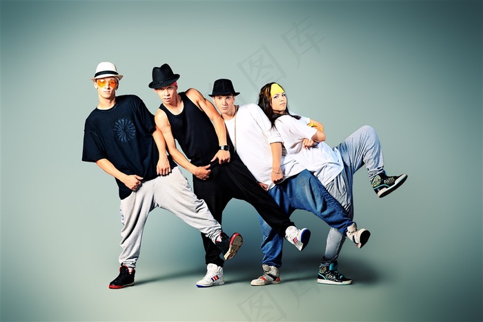 翘起一条腿的男女