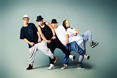 翘起一条腿的男女