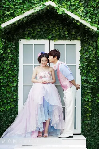 房子门口甜蜜婚纱摄影广告