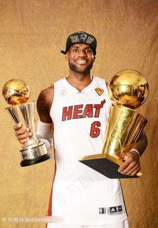 拿着两个奖杯的詹姆斯特写