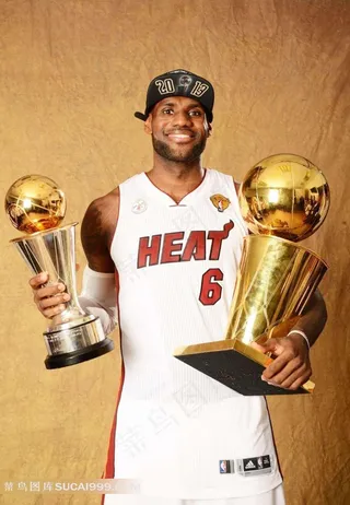 拿着两个奖杯的詹姆斯特写