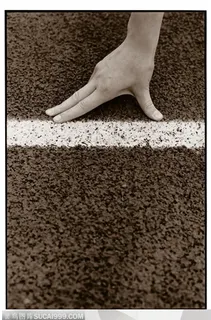 运动比赛-起跑线的上的手