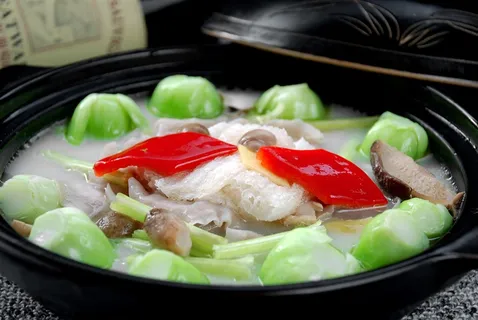 石锅煲类火锅川菜特色菜浓汤鲜菌鱼皮饺