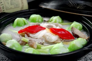 石锅煲类火锅川菜特色菜浓汤鲜菌鱼皮饺