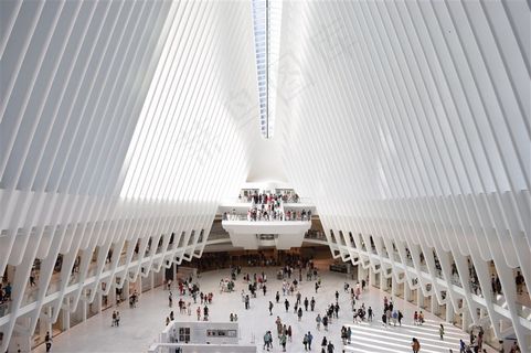 人来人往的建筑楼