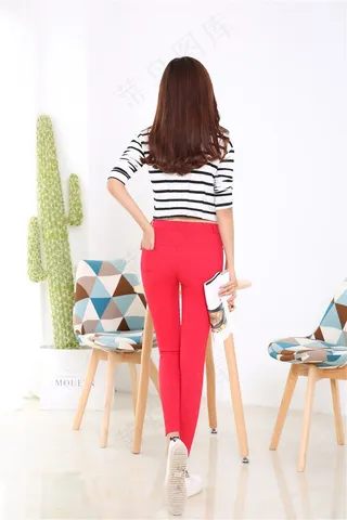 紧身裤女模特背影特写