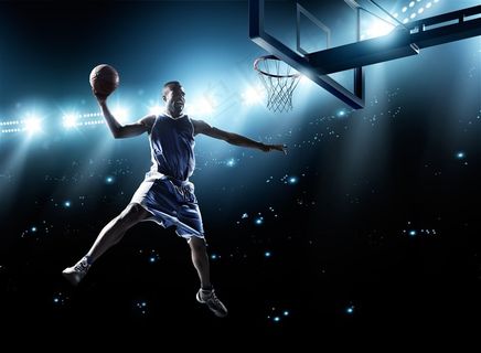 正在扣篮的篮球运动员高清图片