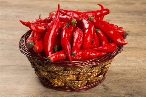 木板上的红色辣椒高清图片 木板上的红色辣椒高清图片