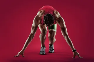 起跑姿势的竞赛跑男子高清素材体育图片