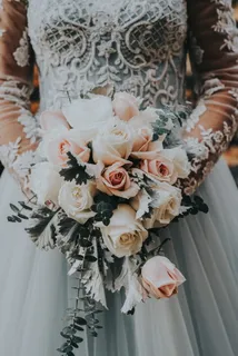 韩式新娘手捧鲜花图片