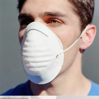 防护与保护-戴着厚厚的白口罩的男人面部特写