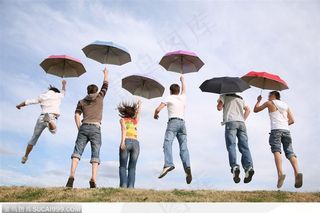 举着伞飞腾跳跃的人群